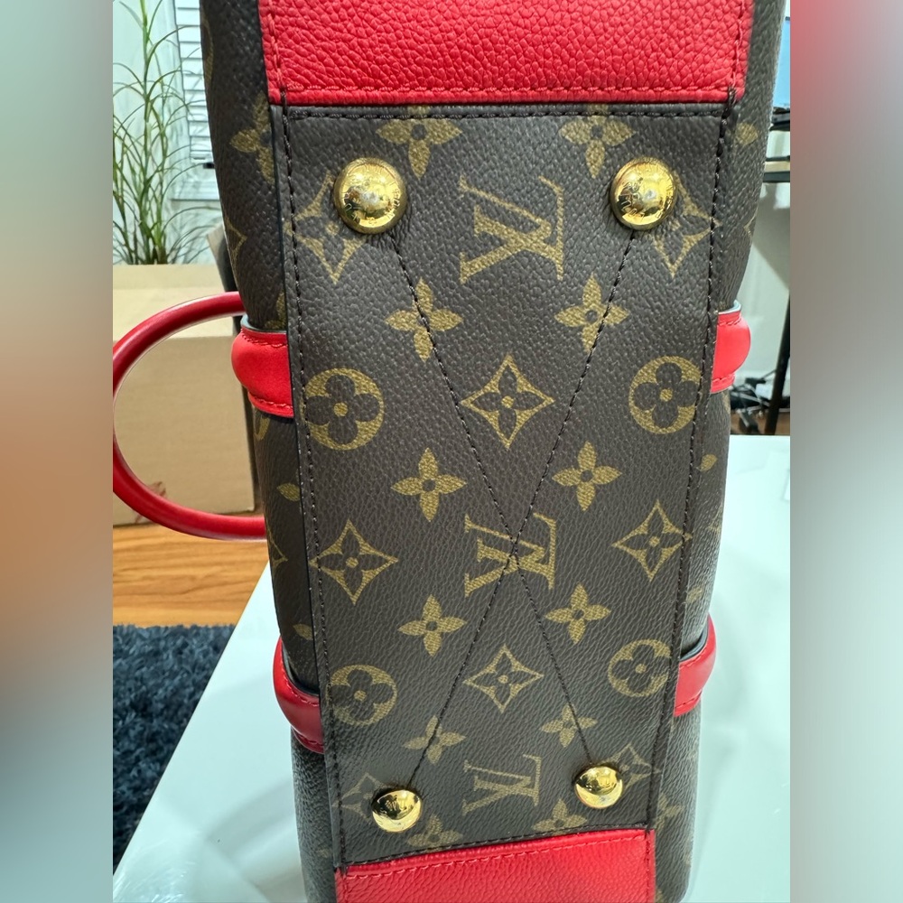 Louis Vuitton Handbag - Picture 7 of 8